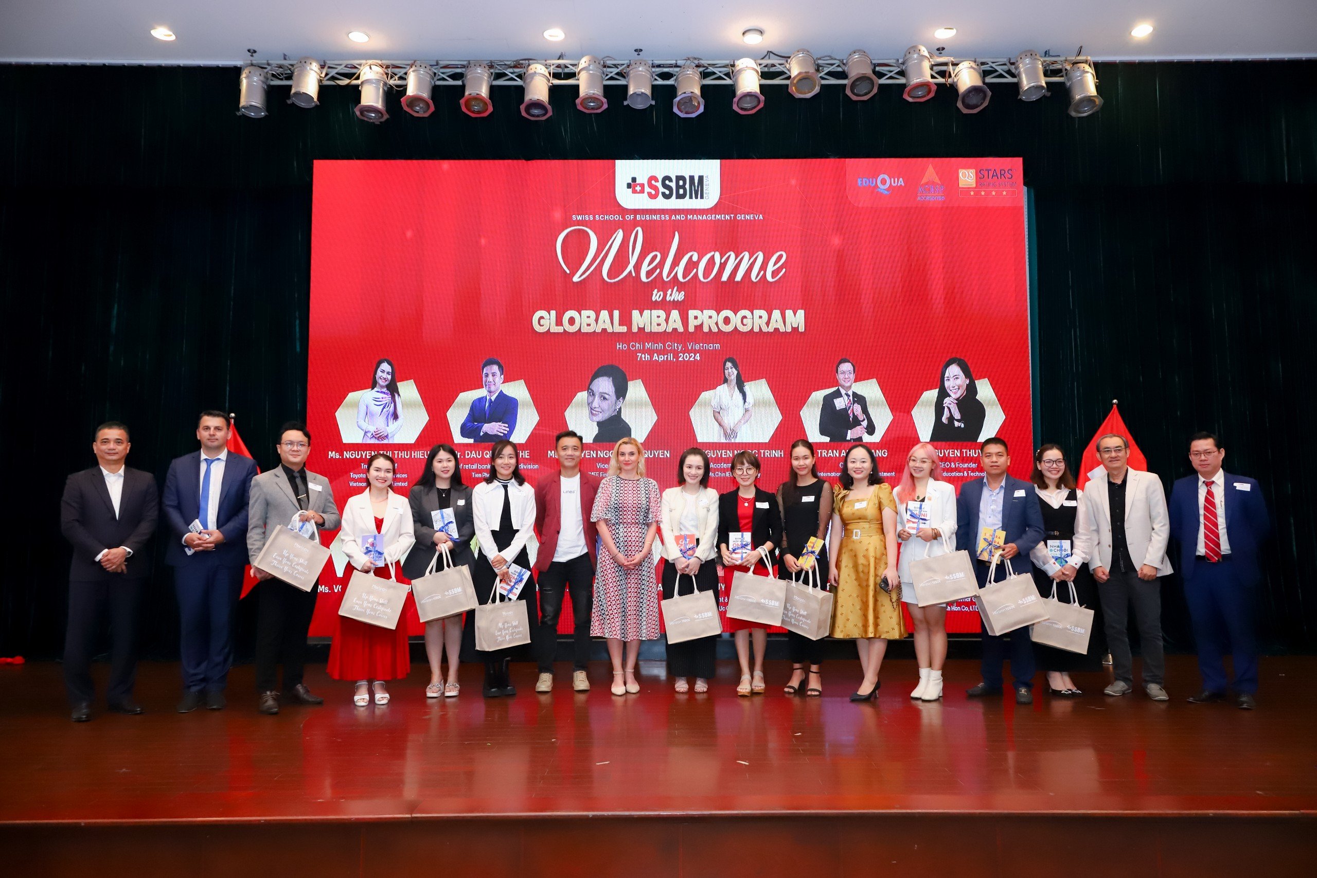Các học viên mới - Global MBA nhận quà chúc mừng từ đại diện SSBM