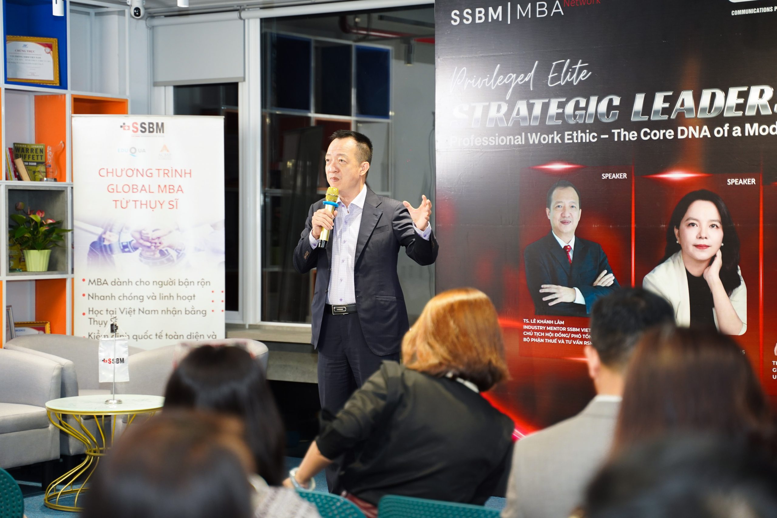 Diễn giả chia sẻ quan điểm