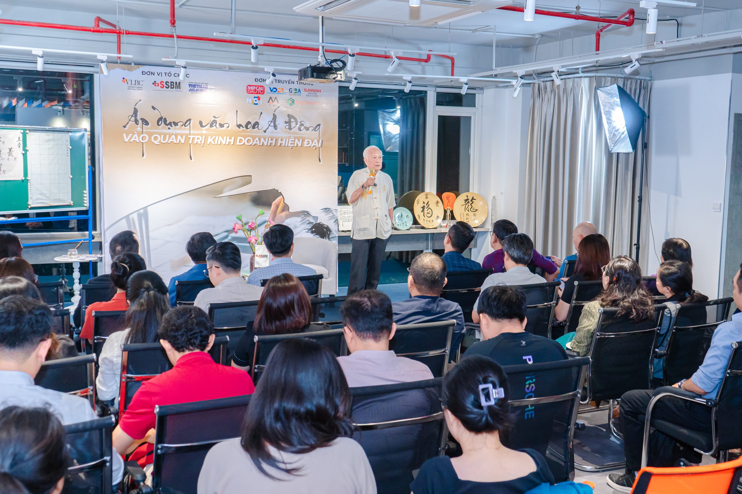 Nhà thư pháp Ô Dân Phát trình bày Keynote "Ngũ thường trong kinh doanh"