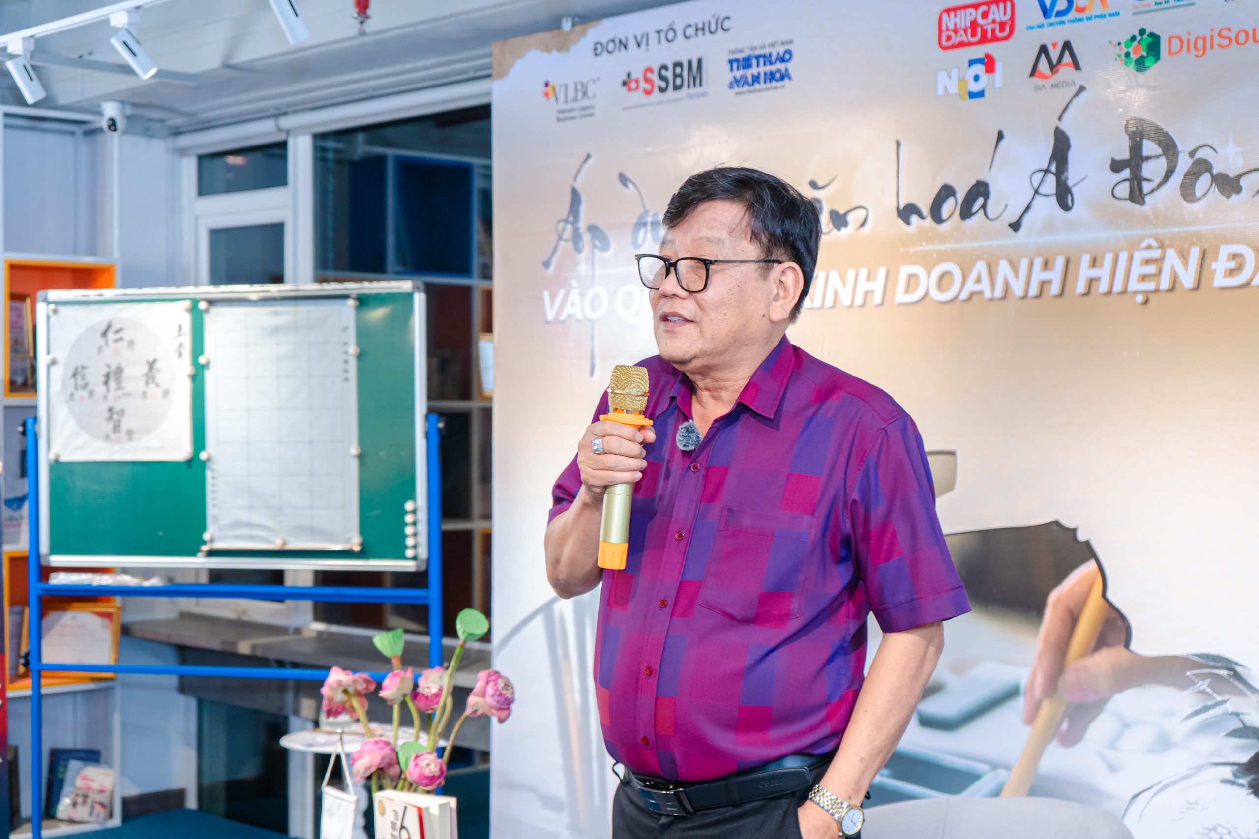 Nhà văn Nguyễn Một - Nguyên Giám đốc Truyền thông và Văn hoá THACO trình bày phần keynote "Áp dụng vào văn hoá doanh nghiệp trong thực tiễn"