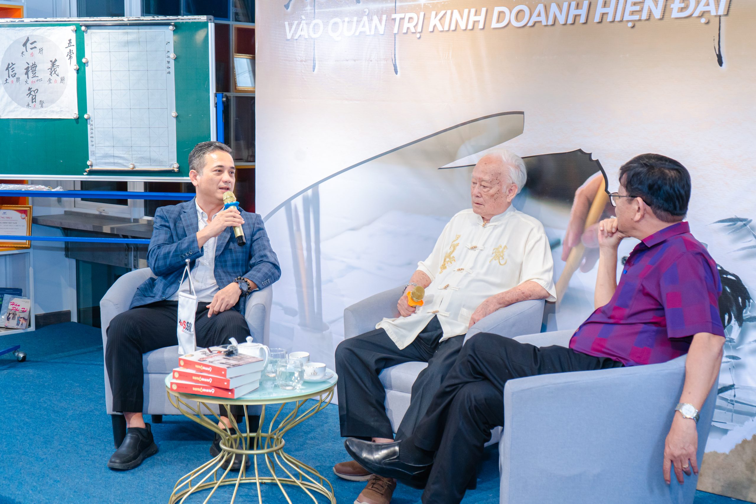 Host TS. Nguyễn Tùng Lâm (trái) và hai diễn giả trong phần Panel Discussion